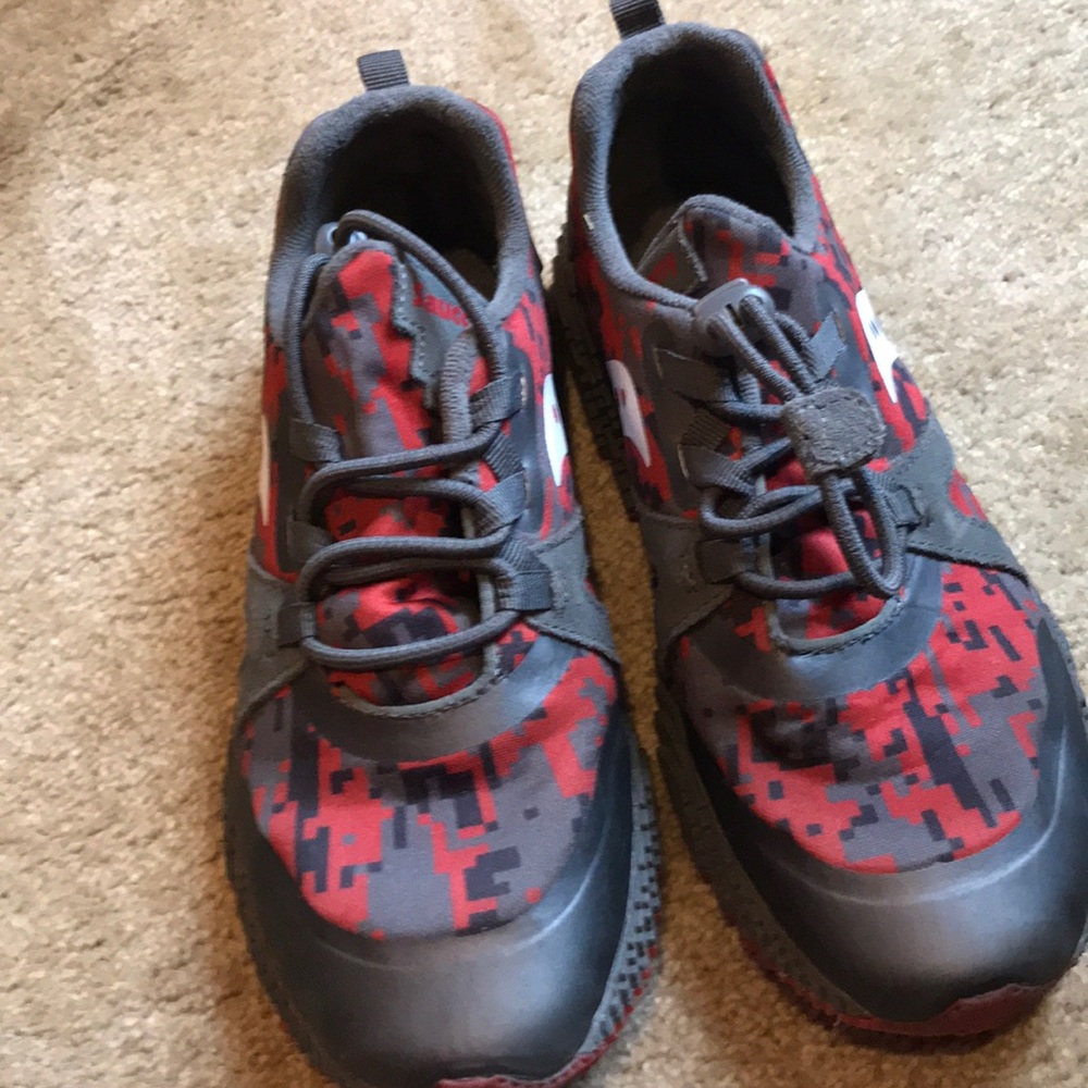 EUC Boys Saucony size 3 sneakers.
